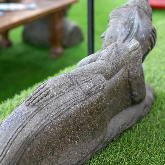 Estátua artesanal de Dewi deitada com acabamento em pedra, ideal para composições zen e ambientes contemplativos