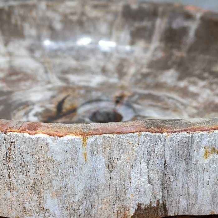 Cuba de madeira fossilizada com origem balinesa, textura natural e elegância atemporal. 