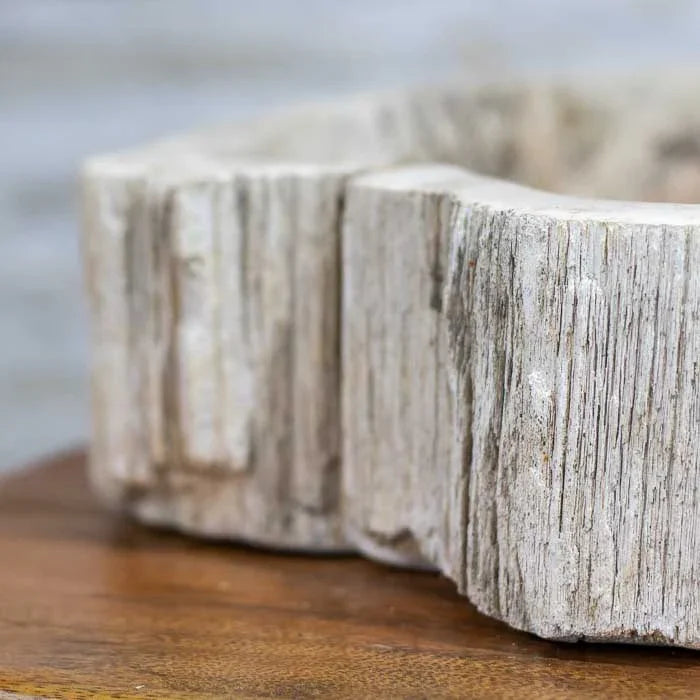 Cuba feita na Indonésia com design natural e textura marcante da madeira petrificada. 