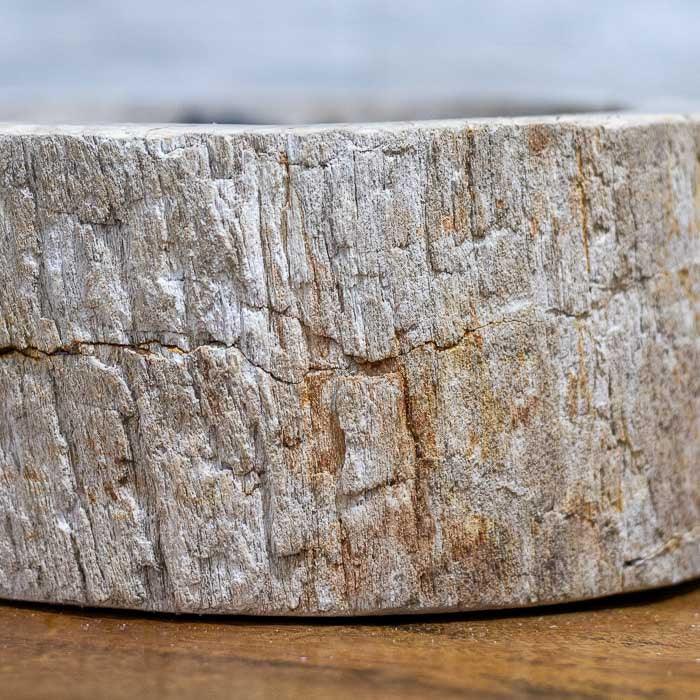 Objeto funcional e decorativo esculpido em madeira fossilizada natural da Indonésia. 