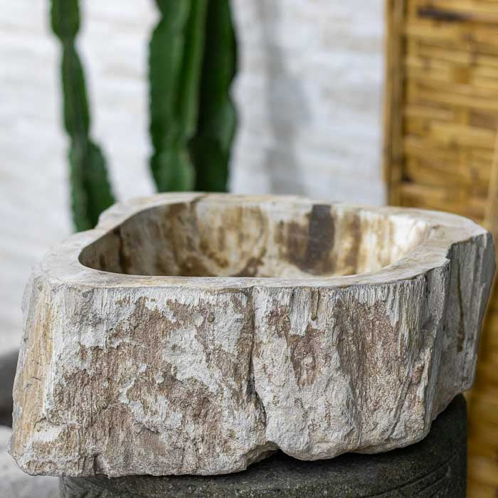 Cuba feita à mão em madeira petrificada, com acabamento orgânico, produzida em Bali. 