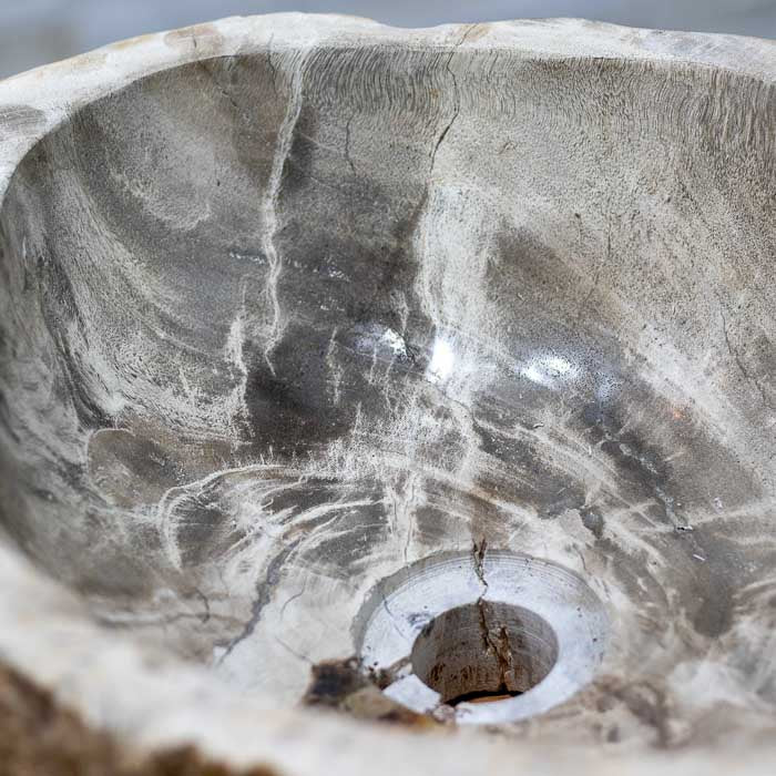 Objeto de banheiro em madeira fossilizada com estilo natural e sofisticado. 