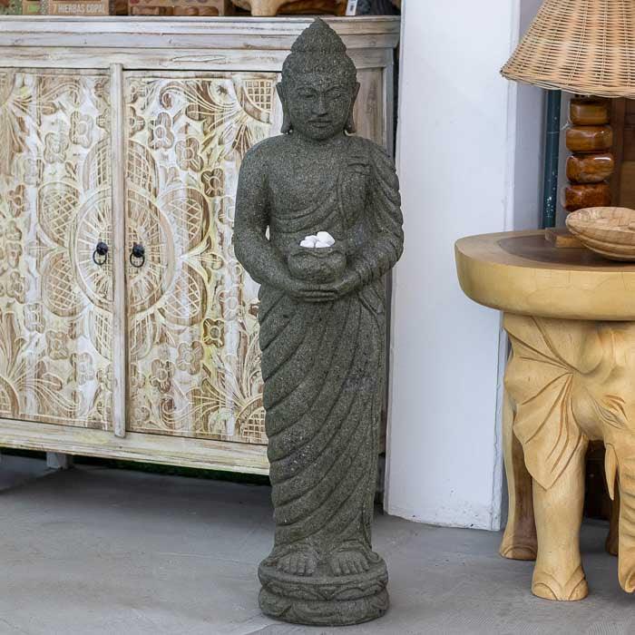 Estátua de Buda com mais de um metro de altura, acabamento rústico e texturizado. 