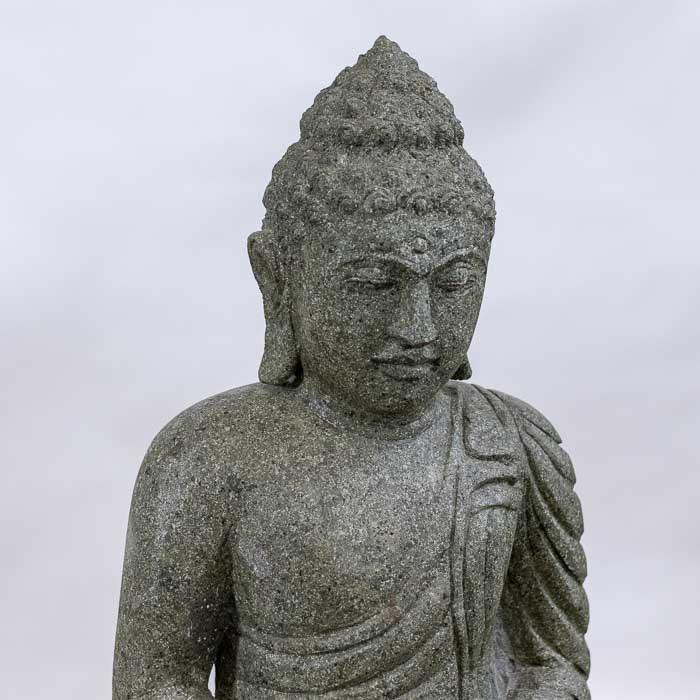 Estátua de Buda com mais de um metro de altura, acabamento rústico e texturizado. 