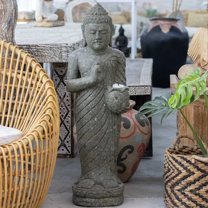 Buda escultura de jardim em pedra, talhada à mão, com postura de pé e tigela. 