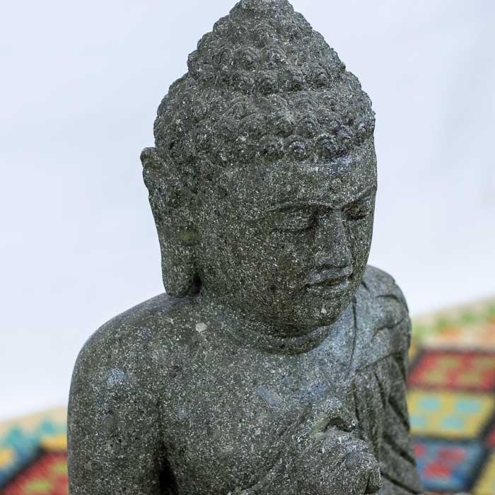 Buda escultura de jardim em pedra, talhada à mão, com postura de pé e tigela. 