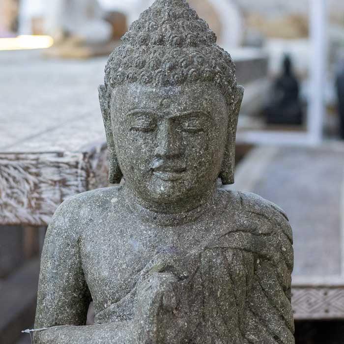 Estátua artesanal importada de Bali, Buda em pedra com manto drapeado. 