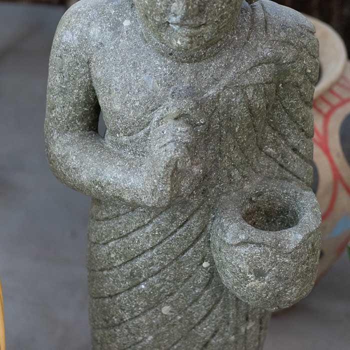 Escultura de pedra natural para jardim, símbolo de serenidade e abundância. 