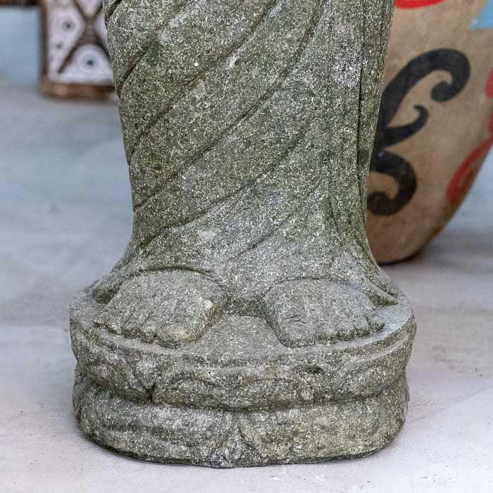 Buda feito à mão na Indonésia, ideal para criar um ambiente de meditação ao ar livre. 