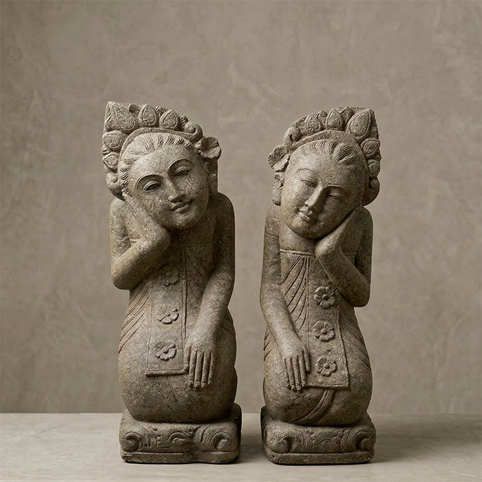 Estátuas Dewi esculpidas à mão com detalhes de adornos florais em trajes tradicionais balineses.