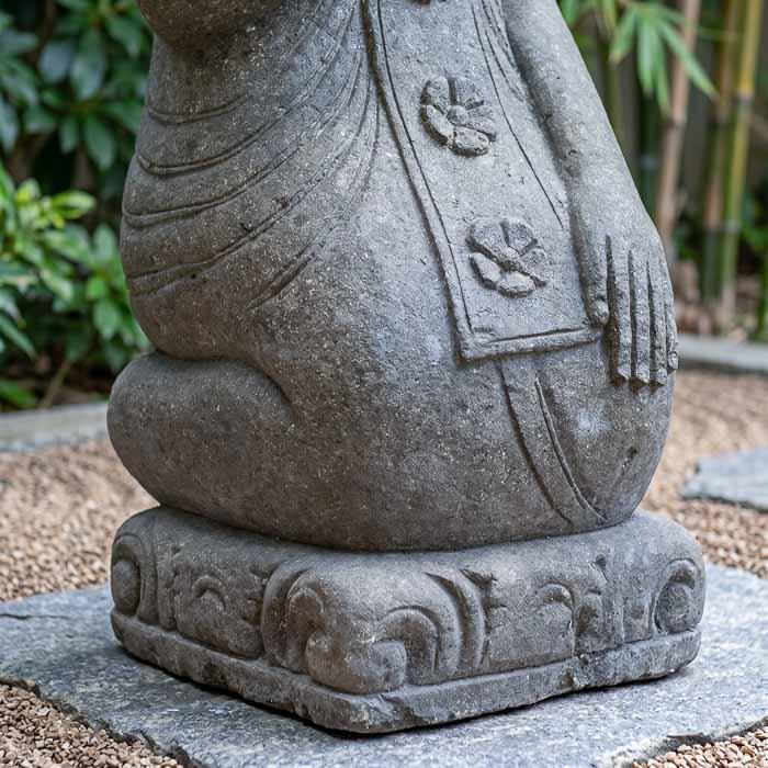 Par de guardiãs espirituais de Bali com expressões de serenidade para projetos de paisagismo.