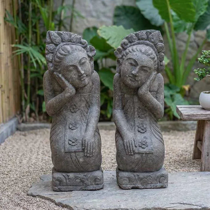 Par de esculturas femininas artesanais em pedra vulcânica verde de Bali para decoração de jardim.