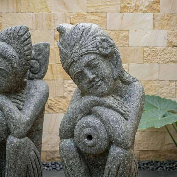 Detalhes de fonte de água feita a mão por artesãos de Bali em pedra natural resistente.
