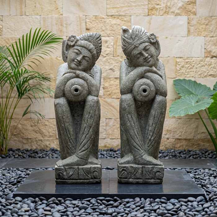 Par de fontes de água Deusas Dewi esculpidas em pedra vulcânica natural de Bali Indonésia.