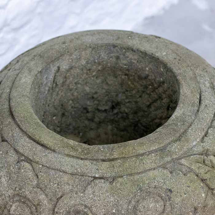 Objeto de decoração rústico chic da Arte e Sintonia: vaso floral de pedra para jardim.