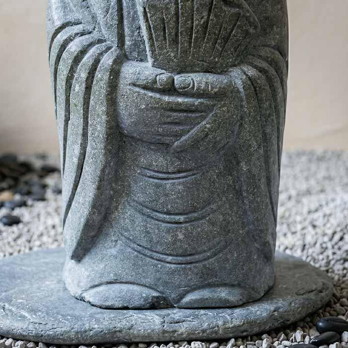 Monge decorativo de Bali posicionado em caminho de pedras para projetos de paisagismo. 