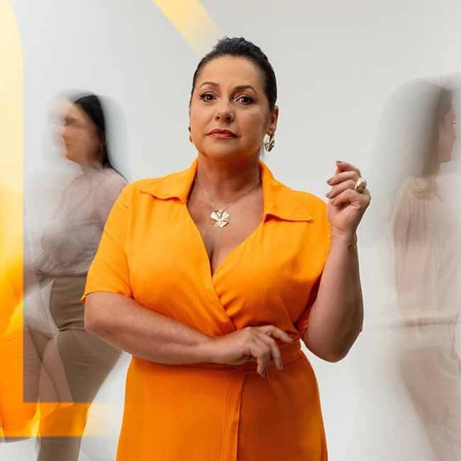 Arquiteta Silvana Caporal em sua foto para perfil e divulgação comercial em parceria com a loja Arte e Sintonia.