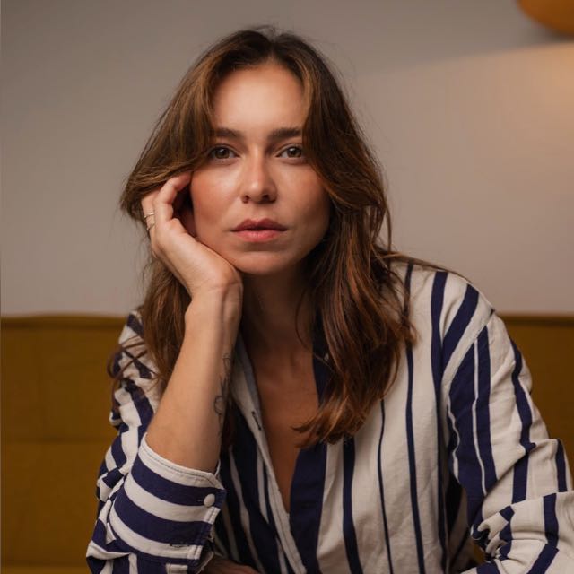 Arquiteta Sofia Filizzola em sua foto para perfil e divulgação comercial em parceria com a loja Arte e Sintonia.