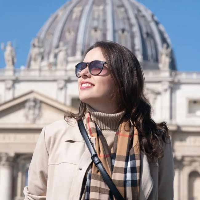 Arquiteta Roberta Abreu em sua foto para perfil e divulgação comercial em parceria com a loja Arte e Sintonia.