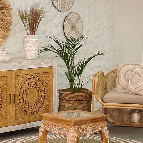 Decoração artesanal balinesa com mesa de centro, poltrona e buffet.