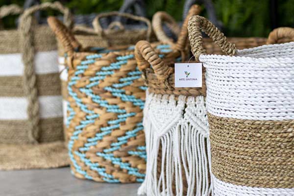 Cestos e Cestarias tramados à mão em rattan arumã, seagrass e outras fibras naturais.