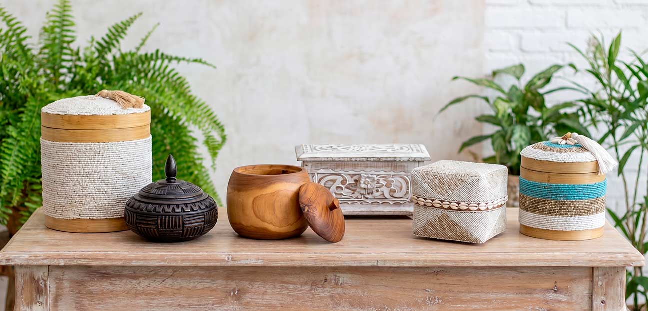 Caixas e portes artesanais trançados e entalhados à mão em Bali e outras regiões.
