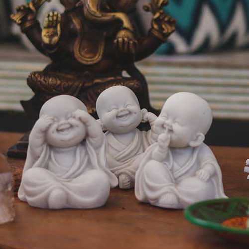 Estátuas de Budas sorridentes em marmorite.