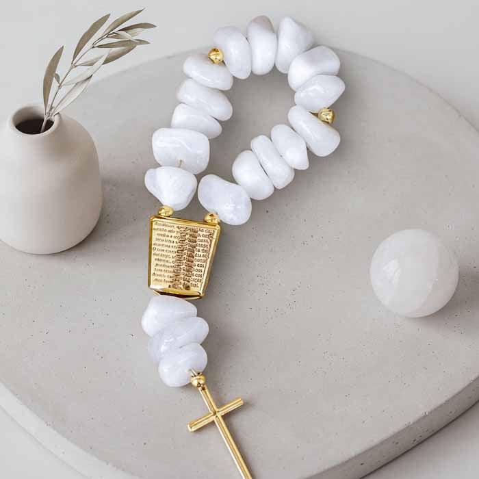 Mini terço decorativo de mesa feito de pedras roladas de quartzo branco com medalha gravada com o Pai Nosso.