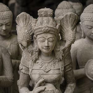 Escultura deusa hindu em pedra vulcânica esculpida manualmente.