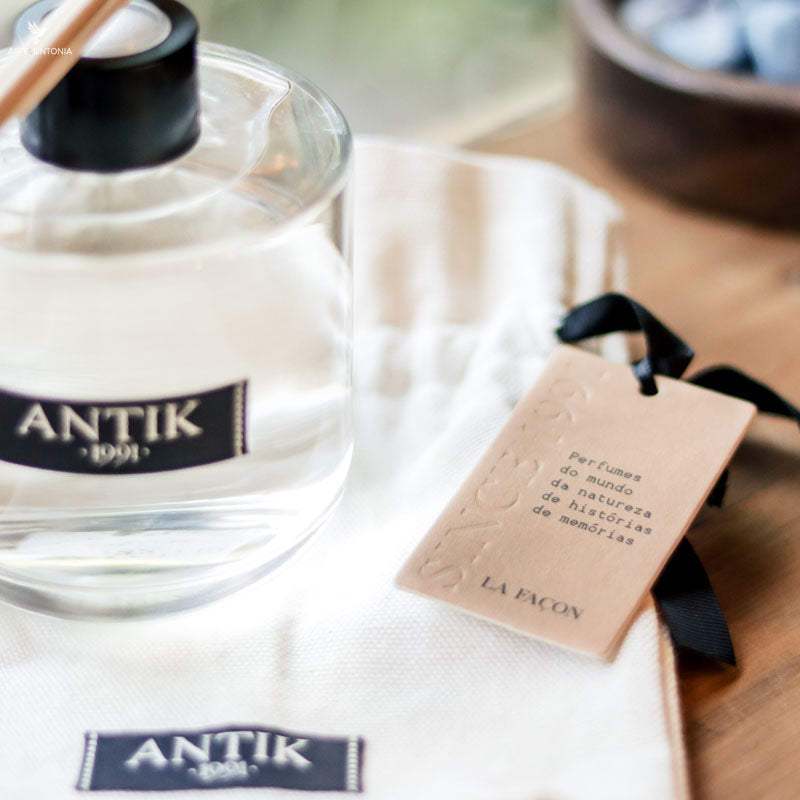 Aromatizador de varetas de 300ml com acabamento cromado na tampa, ideal para decoração sofisticada. 