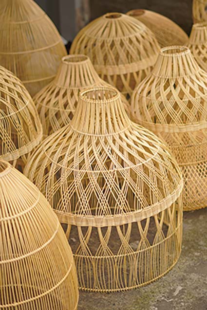 Lustres, luminárias, abajures e arandelas artesanais em fibras naturais de Bali.