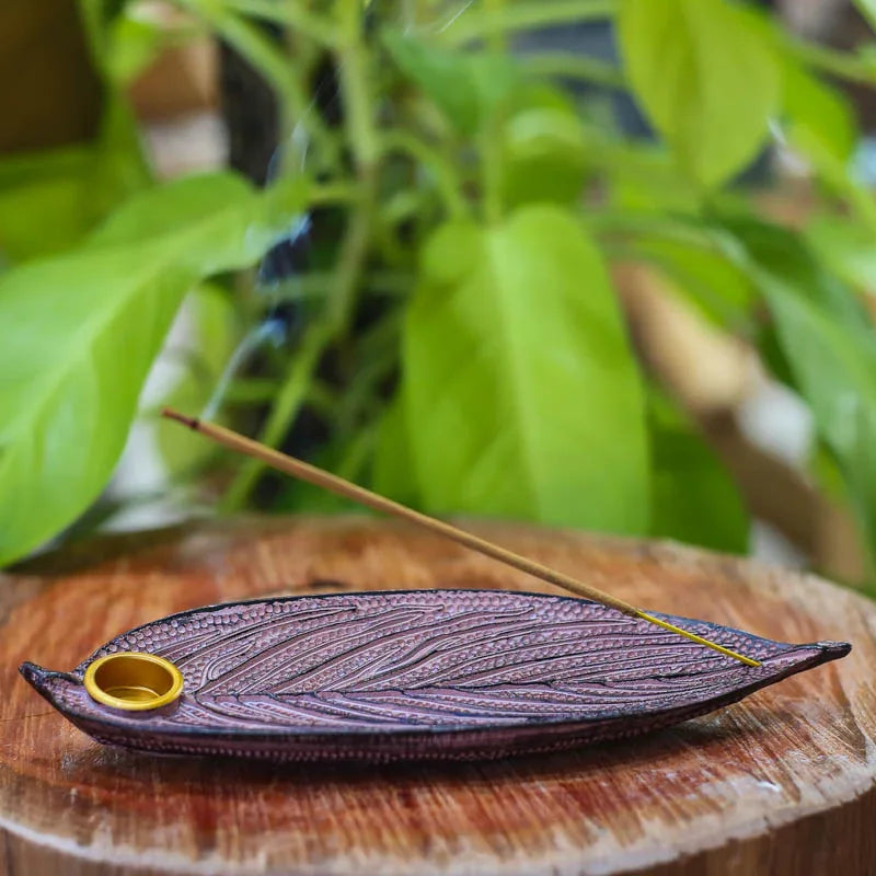 Suporte para incenso duplo em resina rosa com bocal dourado para incenso cone. 