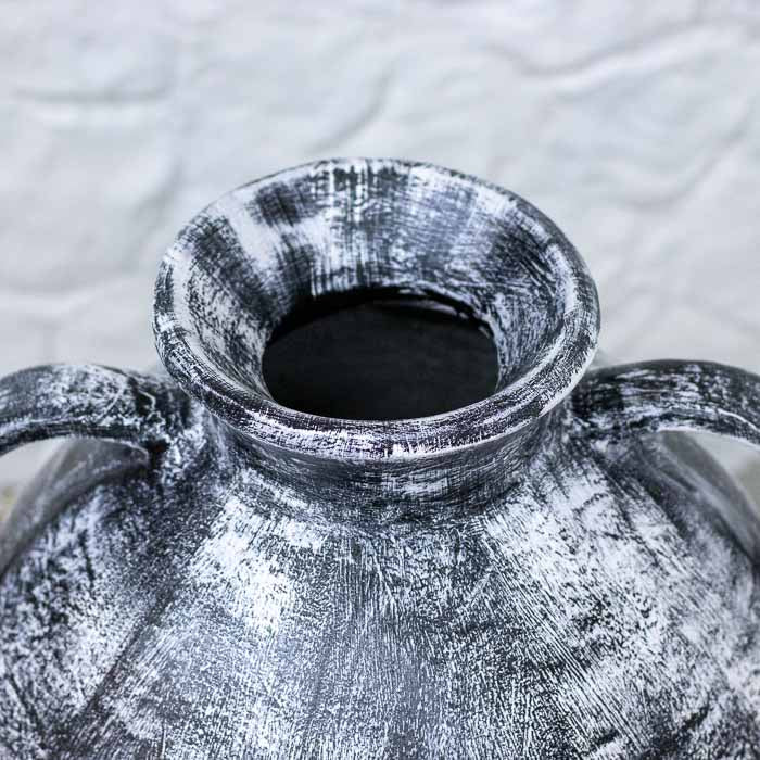 Vaso de chão em terracota com 62cm de altura, apresentando design de ânfora antiga e acabamento moderno bicolor para interiores.