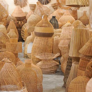 Lustres e luminárias artesanais feitas em fibras naturais em Bali.