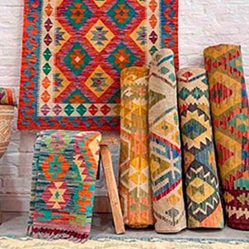 Tapetes kilim artesanais de diversos lugares do mundo.