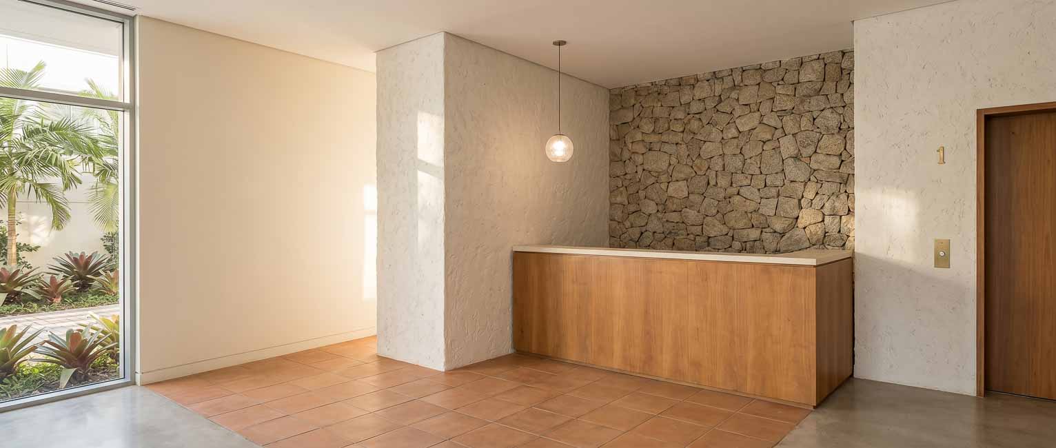 Hall de entrada de uma pousada, spa, hotel sem decoração, aguardando por itens artesanais para compor seu decor.