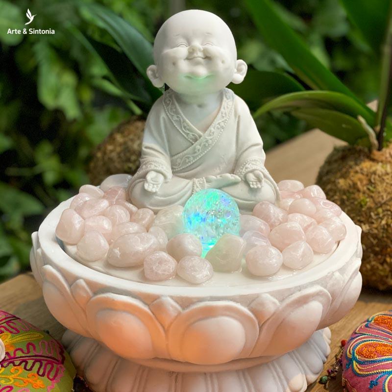 fonte fountain buddha water agua decoracao fengshui garden jardim monge budista budinha sorrindo sorridente decoracao cristais quartzo rosa artesintonia 1