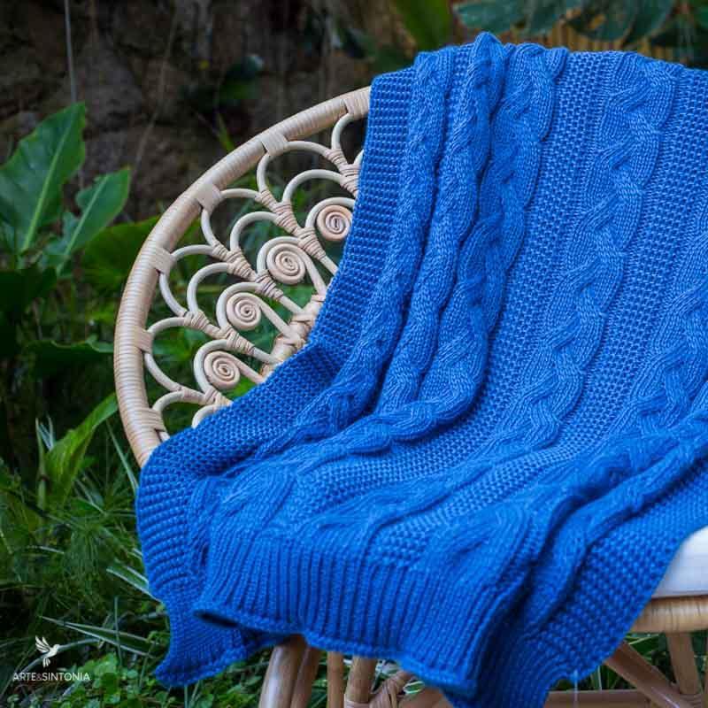 Manta blanket decorativa azul em tricô de alta qualidade, ideal para trazer conforto e cor ao sofá da sala de estar. 