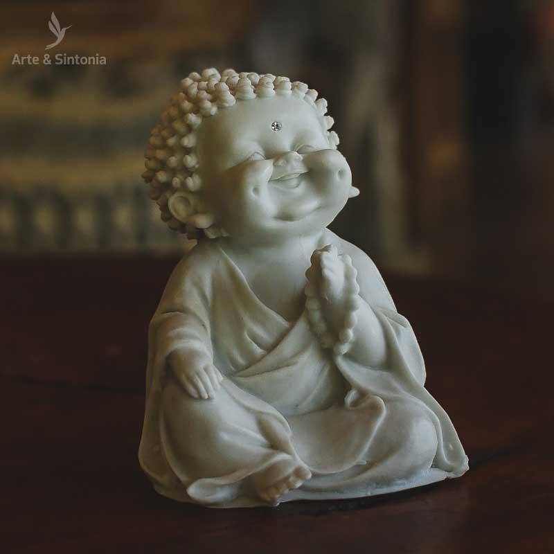 monge-gordinho-sentado-covinha-decorativo-em-marmorite-segurando-terco-decoracao-zen-artesintonia-1
