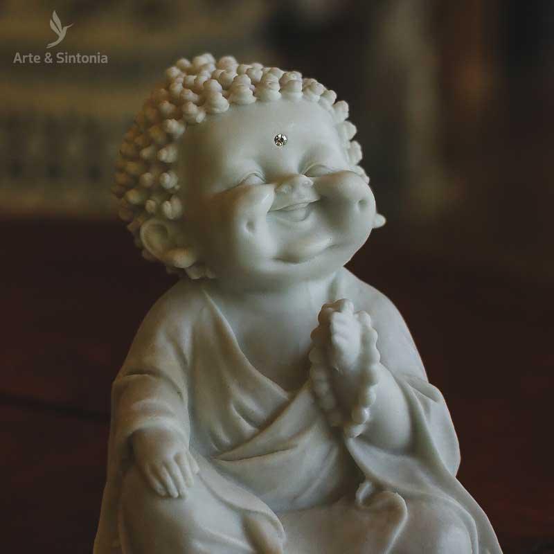 monge-gordinho-sentado-covinha-decorativo-em-marmorite-segurando-terco-decoracao-zen-artesintonia-2