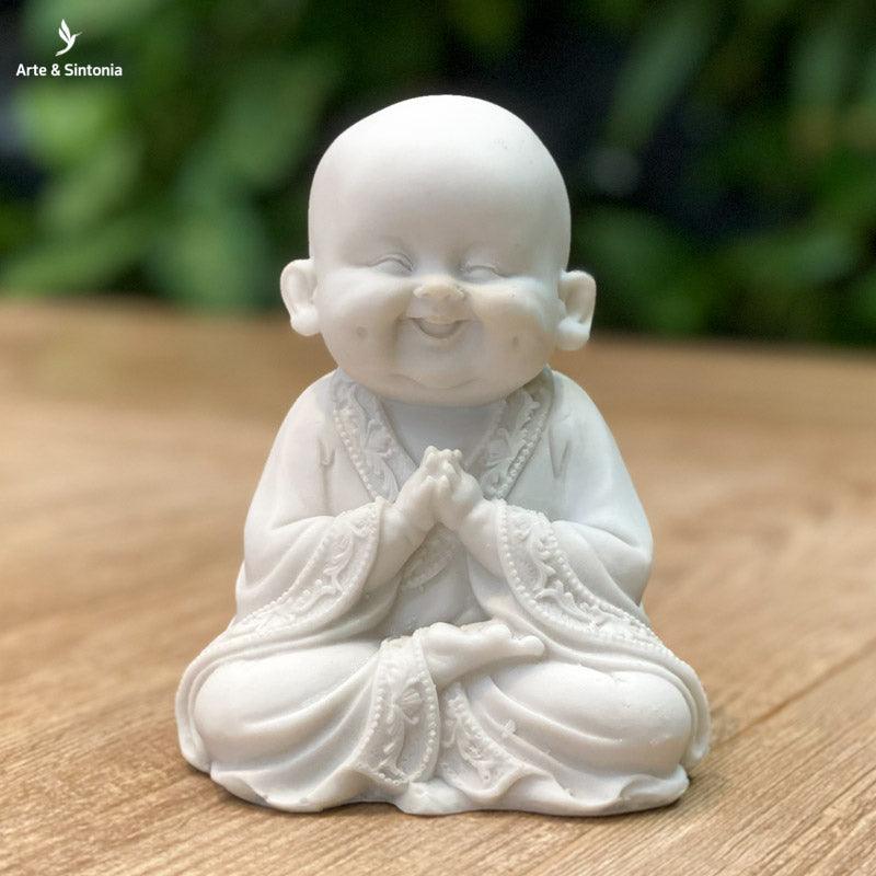 monge sorridente namaste gratidao orando decoracao budista marmorite resina marmore decorativo oriental feng shui artesintonia 1