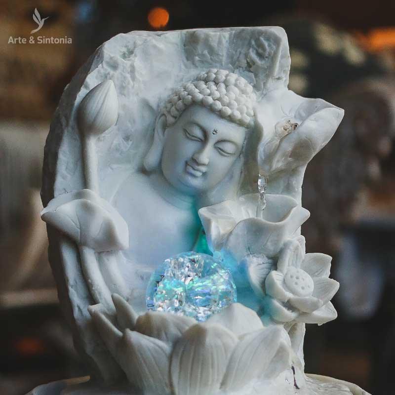 fonte pequena face rosto de buddha buda budismo budista decorativa decoracao decor ambiente zen divindade garden branco marmorite luz led