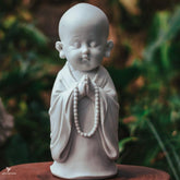 monge escultura em pe oracao orando praying decoracao decorativo zen marmorite esculpida home decor divindades artesintonia 1