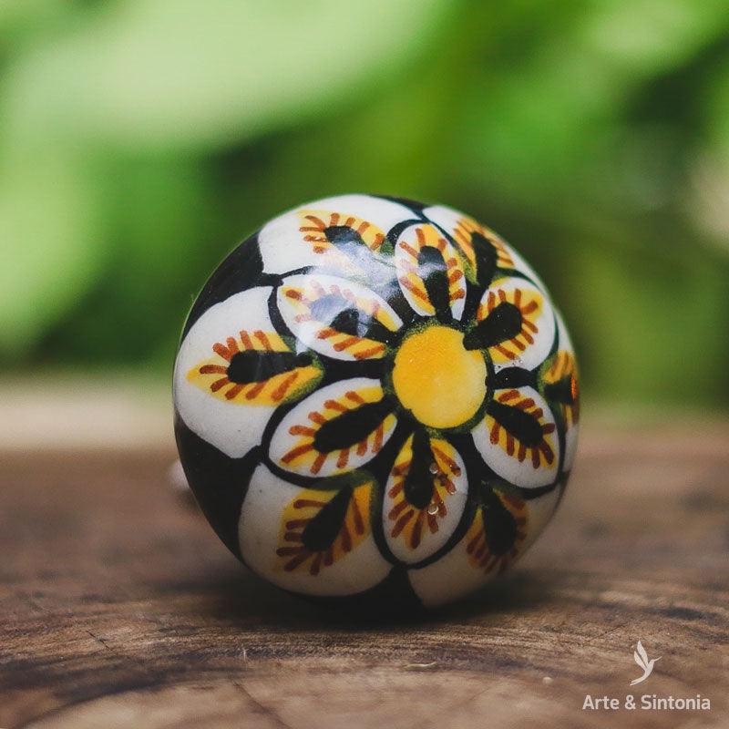 puxador-flor-amarela-formas-home-decor-decoracao-moveis-movel-ceramica-artesintonia-decoracao-interna-porta-gaveta-indiano-artesanato-pintado-mão