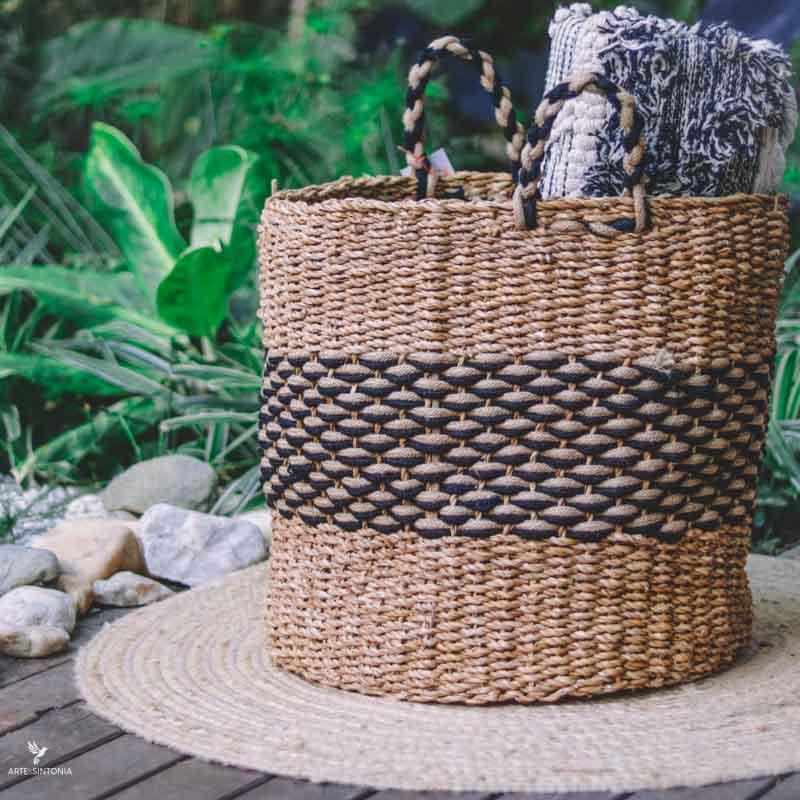 cesto cestaria fibra natural cilindro redondo alça preto artesanal decorativo boho chic home decor versatilidade artesintonia 1