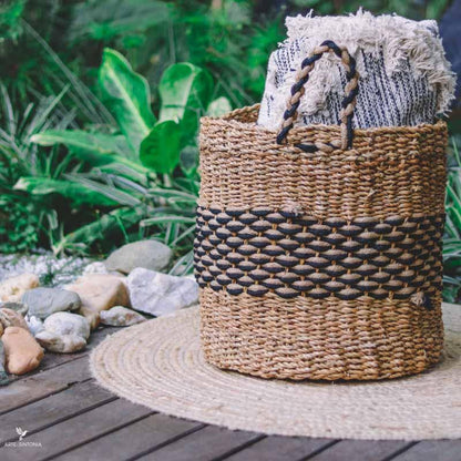 cesto cestaria fibra natural cilindro redondo alça preto artesanal decorativo boho chic home decor versatilidade artesintonia 3