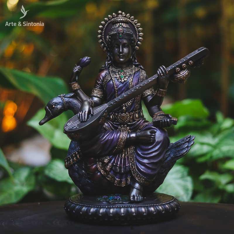 escultura estatua divindade hindu hinduismo saraswati com cisnei resina Veronese design decorativo home decor decoracao hindu artesintonia 1