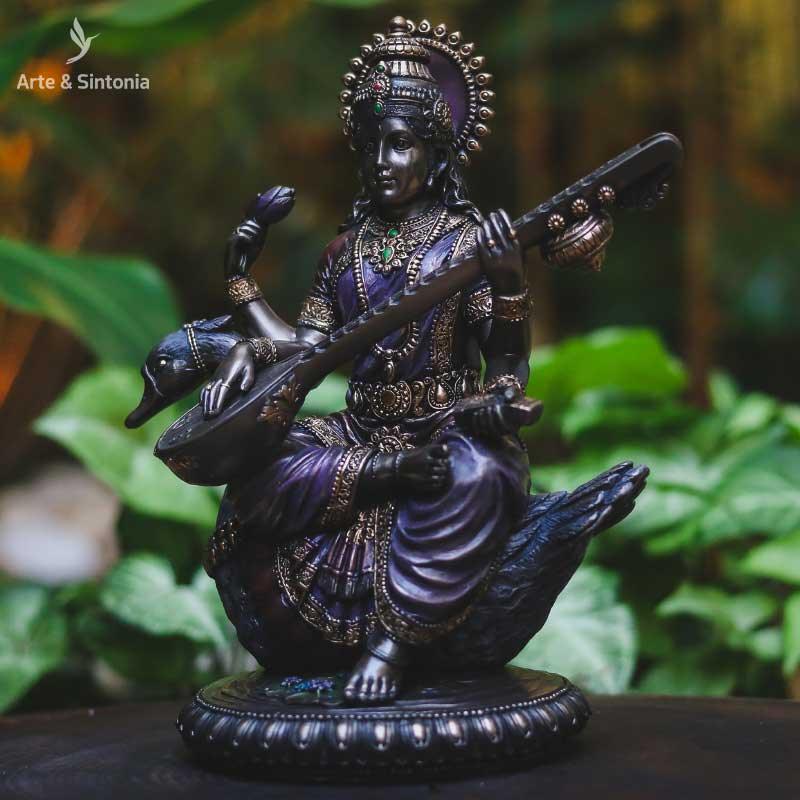 escultura estatua divindade hindu hinduismo saraswati com cisnei resina Veronese design decorativo home decor decoracao hindu artesintonia deusa do conhecimento brahma