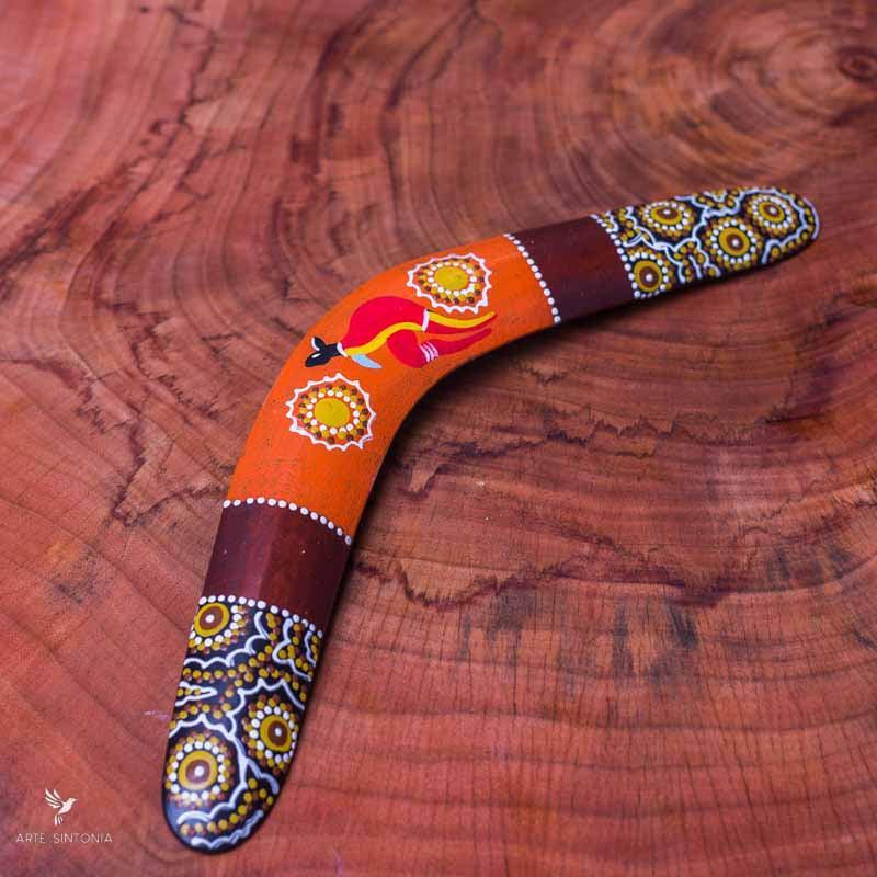 handmade bali crafted painted wooden boomerang bumerangue madeira pintura artistica balinesa pontilhismo