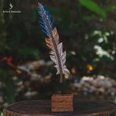 escultura de pena entalhada na madeira decoracao casa boho artesintonia artesanatos brasileiros minas gerais curral azul
